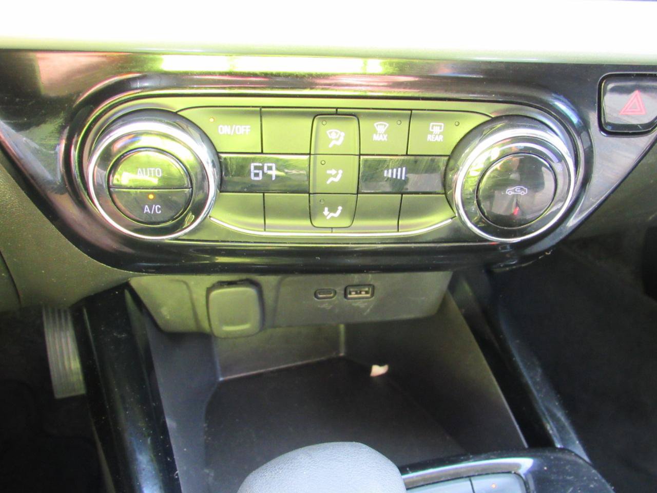 Used 2025 Chevrolet Trax LT FWD image 26