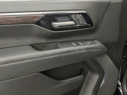 Used 2025 Chevrolet Suburban Z71 AWD/4WD image 19
