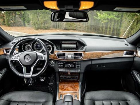 Used 2014 Mercedes-Benz E 550 4MATIC Sedan image 25