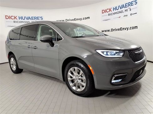 Used 2023 Chrysler Pacifica Touring-L image 3