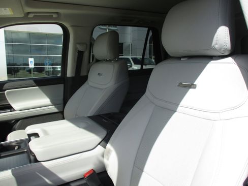 Used 2025 Ford Expedition Platinum image 42