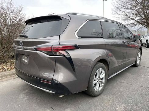 Used 2022 Toyota Sienna Limited image 4