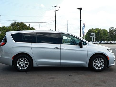 Used 2024 Chrysler Pacifica Touring-L FWD image 4