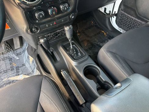 Used 2018 Jeep Wrangler Unlimited Sahara AWD/4WD image 16
