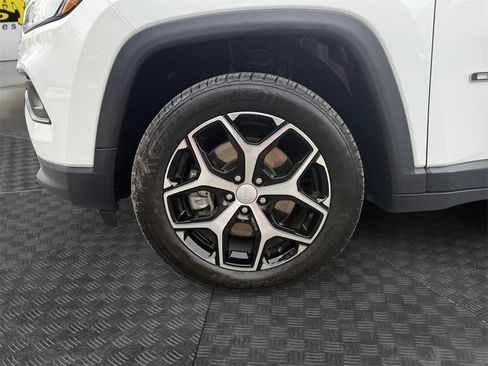 Certified 2024 Jeep Compass Latitude image 14