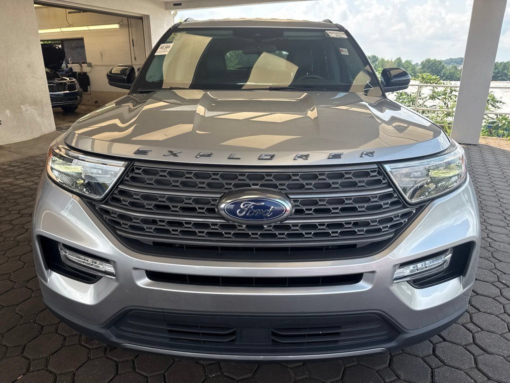 Used 2023 Ford Explorer XLT w/ Equipment Group 202A AWD/4WD image 2