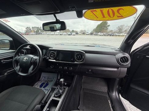 Used 2017 Toyota Tacoma TRD Sport image 11