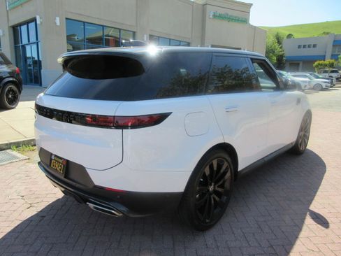 Used 2025 Land Rover Range Rover Sport SE image 2
