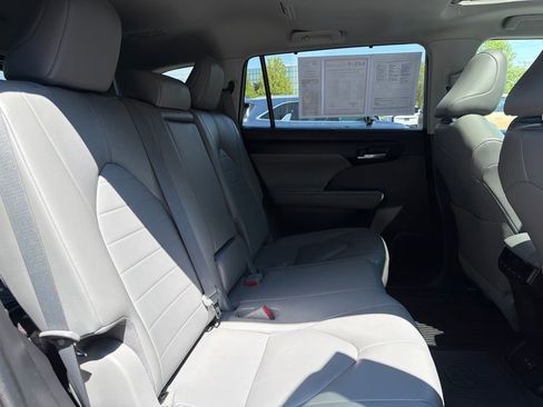 Used 2023 Toyota Highlander XLE AWD/4WD image 13