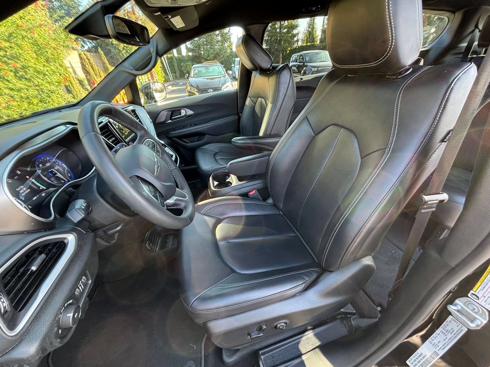 Used 2025 Chrysler Pacifica Select FWD image 38