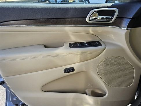 Used 2017 Jeep Grand Cherokee Limited w/ Luxury Group II image 28