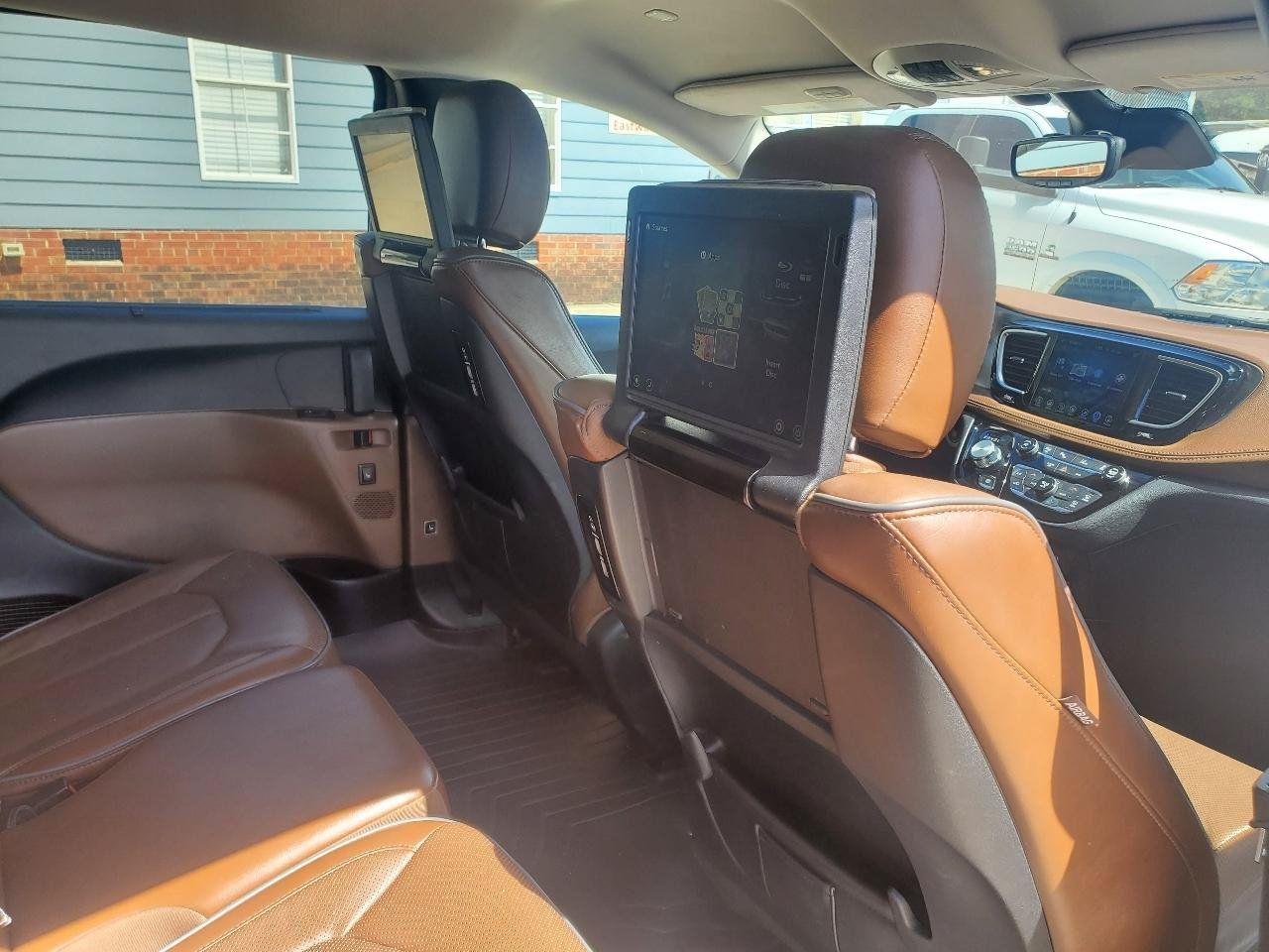 Used 2017 Chrysler Pacifica Limited FWD image 9