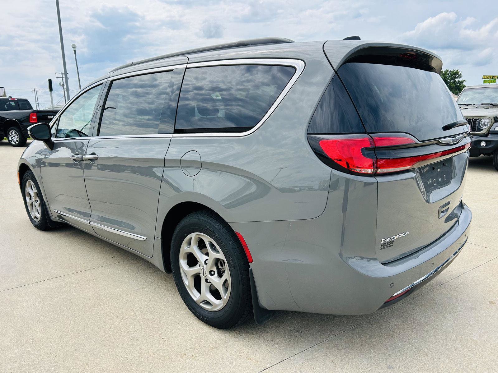 Used 2023 Chrysler Pacifica Limited FWD image 41