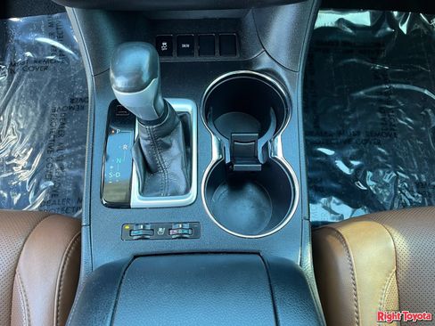 Certified 2017 Toyota Highlander Limited FWD image 31