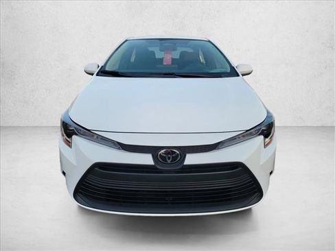 Used 2025 Toyota Corolla LE image 2