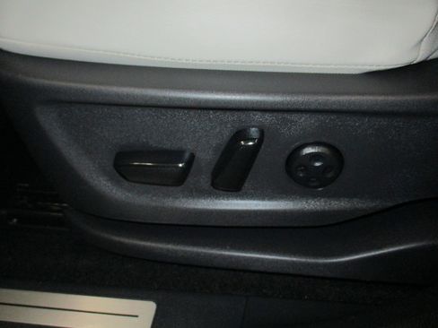 Used 2023 Nissan Ariya AWD image 19