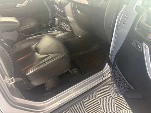 Used 2017 Jeep Wrangler Unlimited Rubicon w/ Dual Top Group AWD/4WD image 13