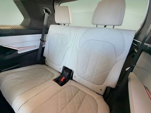 Used 2024 BMW X7 xDrive40i w/ M Sport Package image 32
