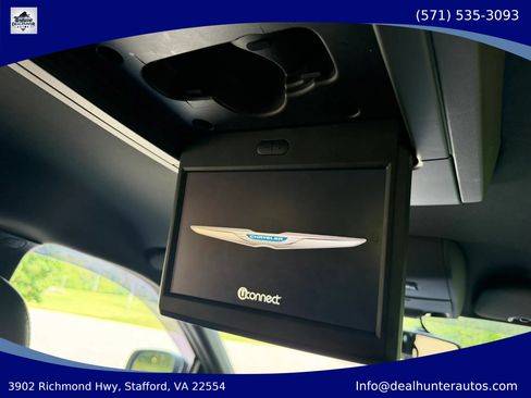 Used 2015 Chrysler Town & Country S FWD image 17