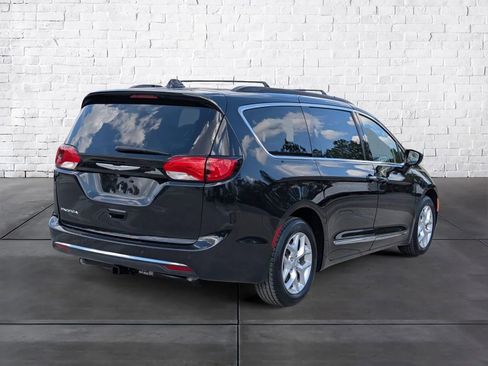 Used 2017 Chrysler Pacifica Touring-L w/ Tire & Wheel Group image 2