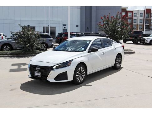 Used 2024 Nissan Altima 2.5 SV AWD/4WD image 3