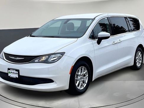 Used 2021 Chrysler Voyager LX image 3