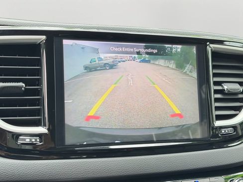 Used 2024 Chrysler Pacifica Touring-L FWD image 26