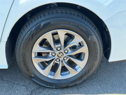 Used 2024 Toyota Sienna LE image 9