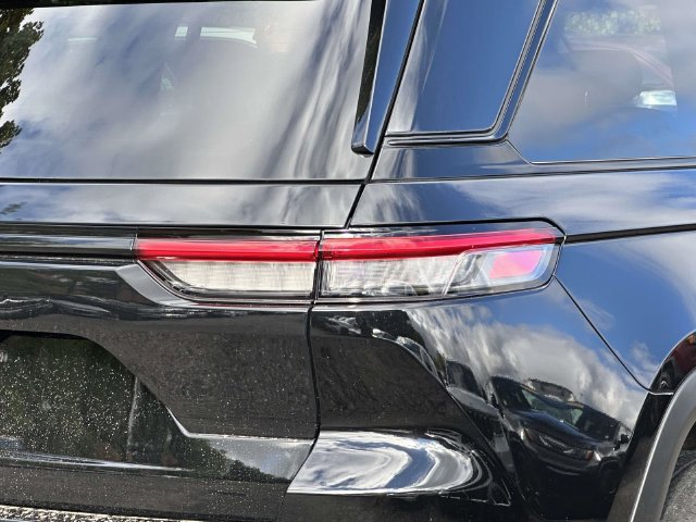 Certified 2023 Jeep Grand Cherokee Altitude AWD/4WD image 11