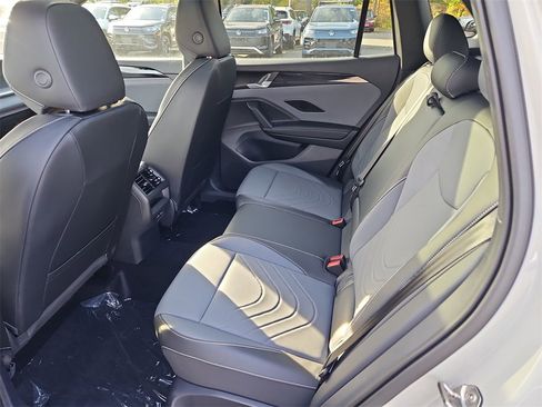 New 2025 Volkswagen Tiguan SE R-Line image 19