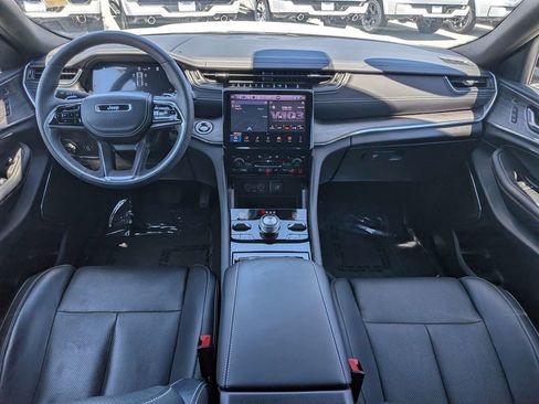 Used 2025 Jeep Grand Cherokee Overland w/ Luxury Tech Group IV AWD/4WD image 14