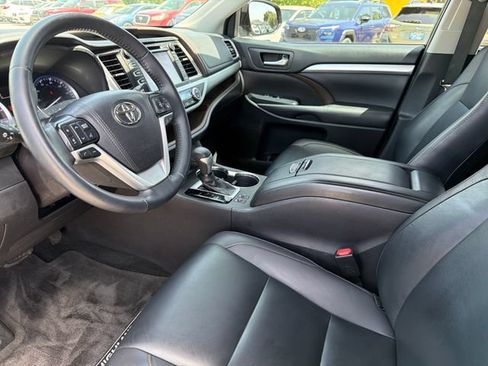Used 2019 Toyota Highlander XLE AWD/4WD image 19