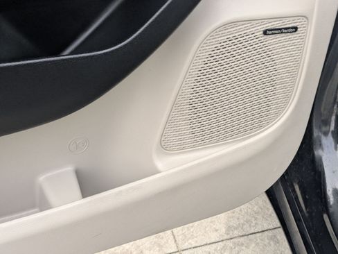 Used 2023 Chrysler Pacifica Limited w/ Uconnect Theater Family Group image 16