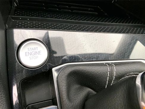 Used 2025 Volkswagen Taos SE image 32