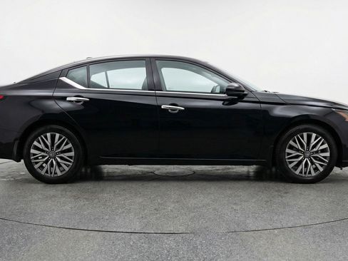 Used 2025 Nissan Altima 2.5 SV FWD image 11