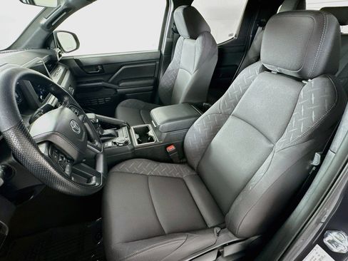 Used 2025 Toyota Tacoma SR5 AWD/4WD image 17