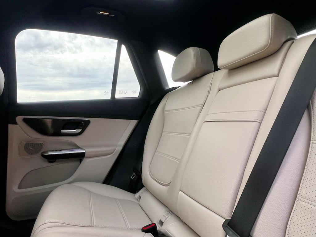 Used 2025 Mercedes-Benz GLC 300 4MATIC image 12