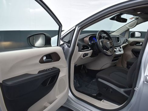 Used 2023 Chrysler Voyager LX FWD image 5