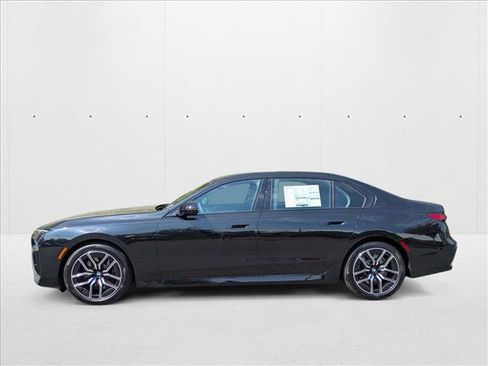 Used 2025 BMW 740i xDrive image 9