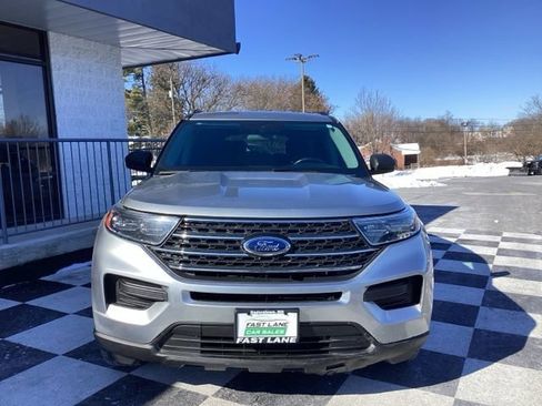 Used 2023 Ford Explorer XLT image 3