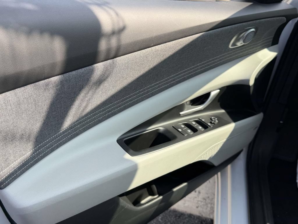 Certified 2025 Hyundai Elantra Limited FWD image 17