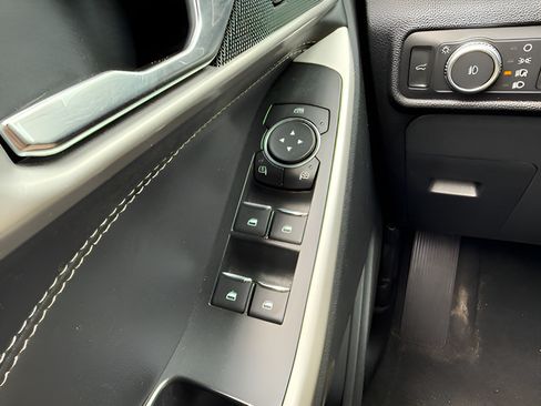 Used 2022 Ford Explorer XLT w/ Equipment Group 202A AWD/4WD image 23