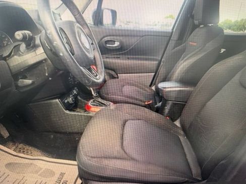 Used 2022 Jeep Renegade Trailhawk AWD/4WD image 3