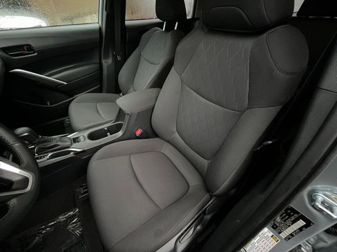 Used 2025 Toyota Corolla Cross LE image 36