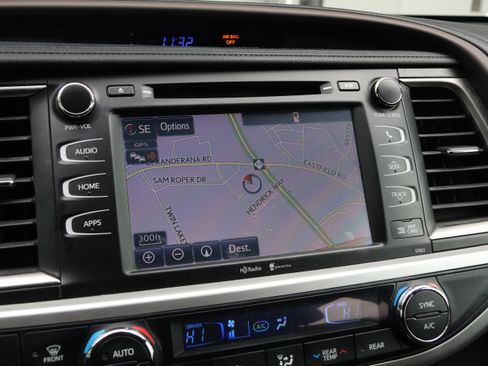 Used 2014 Toyota Highlander XLE image 24