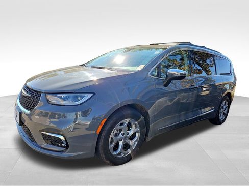 Used 2023 Chrysler Pacifica Limited image 3