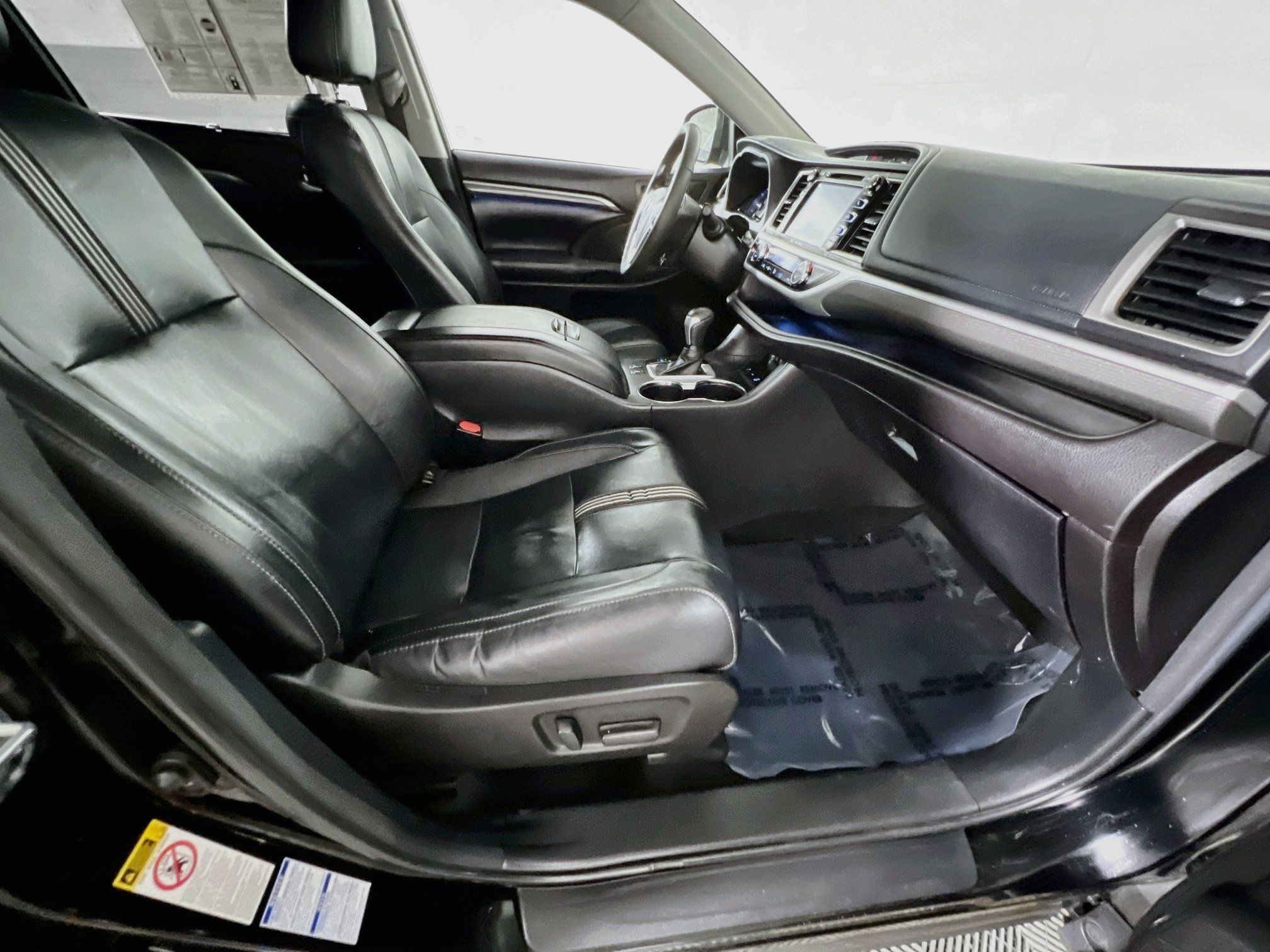 Used 2018 Toyota Highlander SE w/ Carpet Mat Package (TMS) AWD/4WD image 31