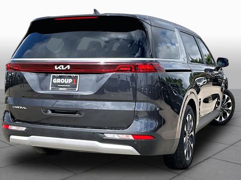 Used 2024 Kia Carnival EX FWD image 13