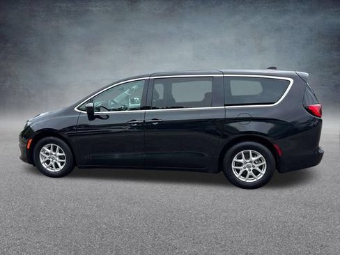 Used 2023 Chrysler Voyager LX FWD image 4