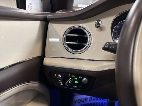 Used 2023 Bentley Bentayga Extended Wheelbase AWD/4WD image 46